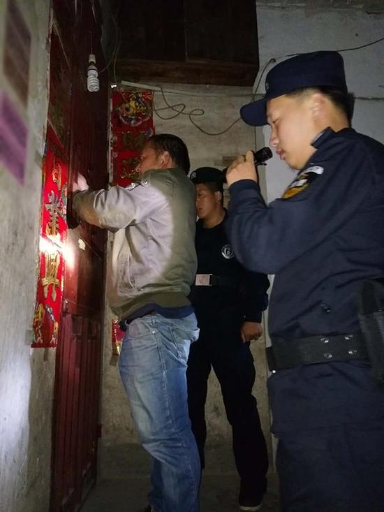 乐元镇粗心妈妈误将幼女锁家中 