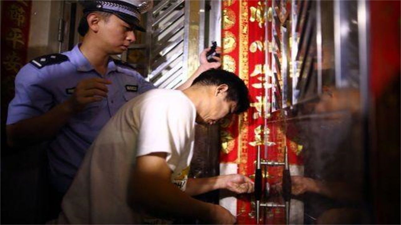 乐元镇请开锁师傅开了锁后，师傅